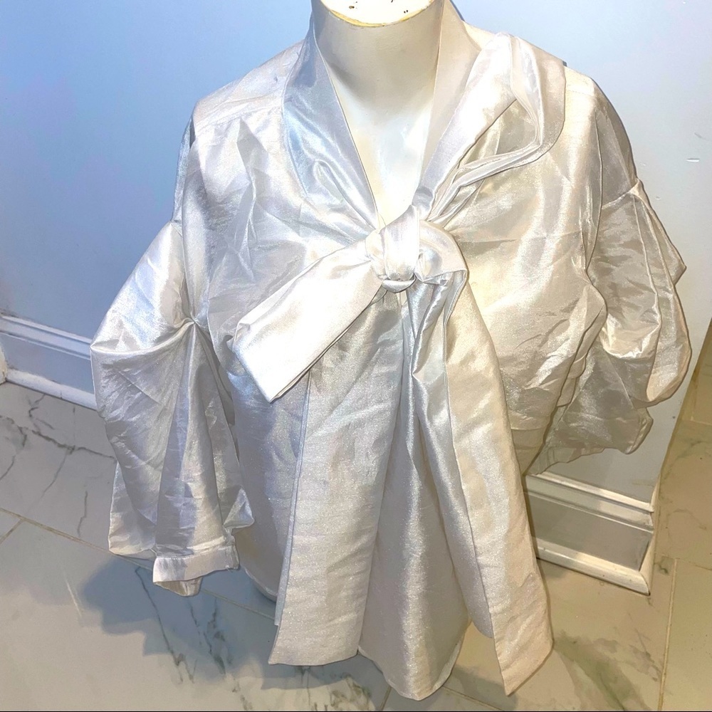 Satin avant-garde Bow top